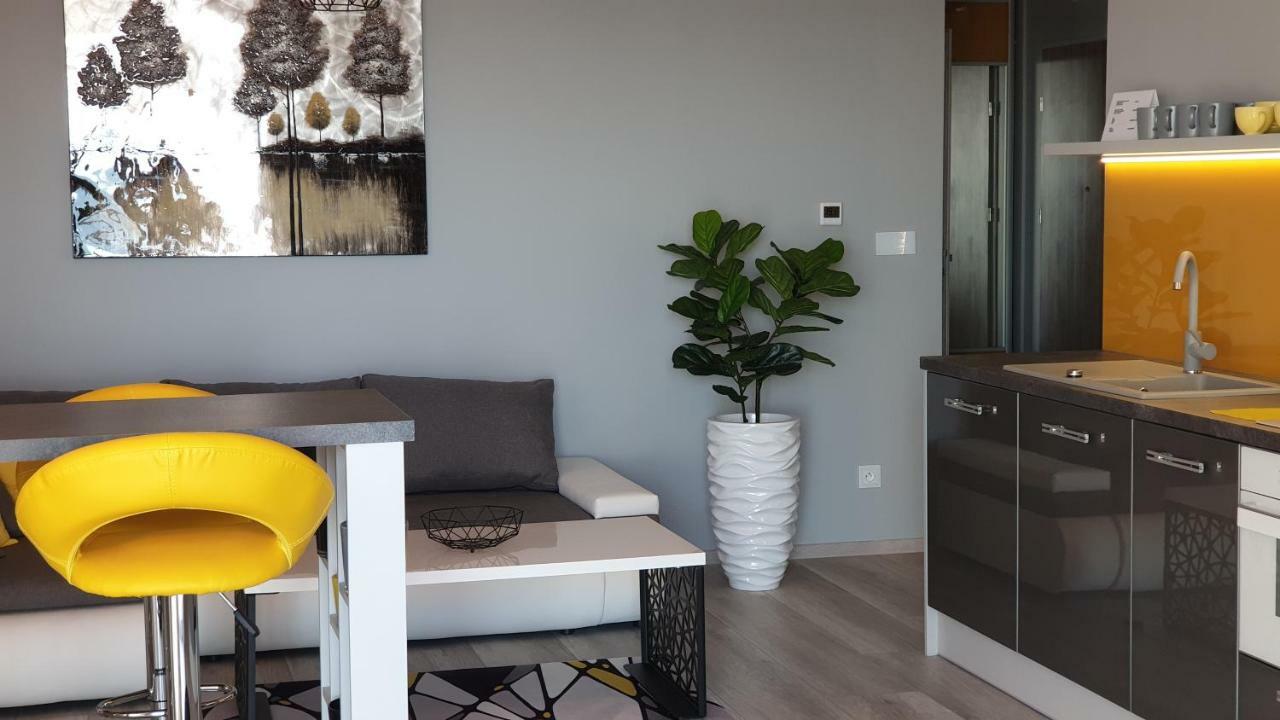 Apartament Elegance Yellow Rewal Exterior photo