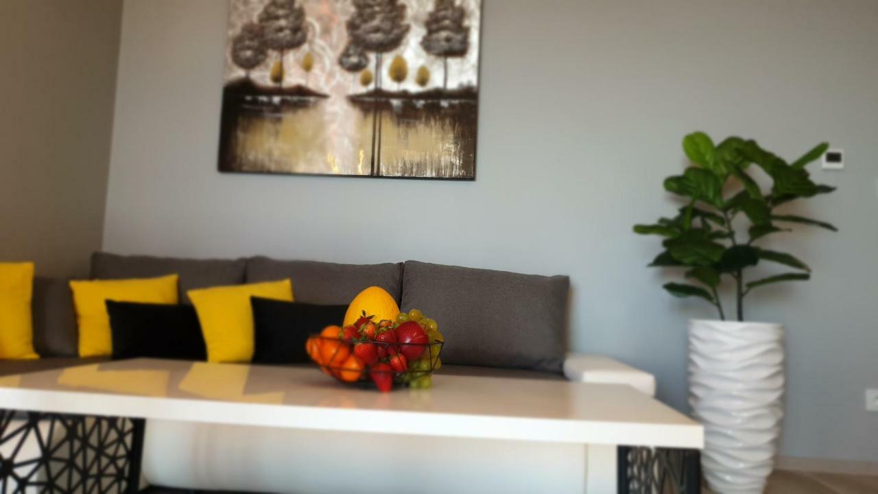Apartament Elegance Yellow Rewal Exterior photo